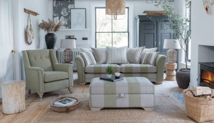 Shown in fabric 4660, 3 pillows in 4590, 2 pillows in 4918, small scatter cushions in 4470, grey ash feet