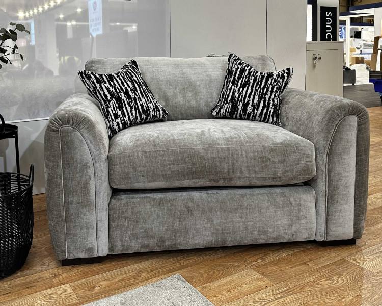 Utopia Love Chair with 2 x scatter cushions included 